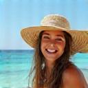 Chiara B., cliente sorridente su una spiaggia italiana